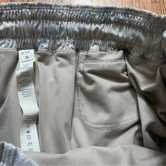 Lululemon Hotty Hot Short II *2.5" in Jasmine White Multi / White shorts size 8 - Picture 11 of 14